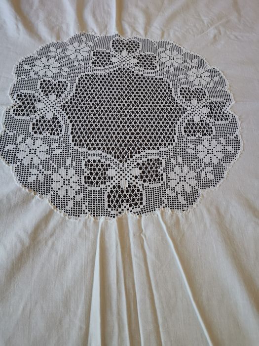 Toalha de mesa feita em tecido e renda n. 20