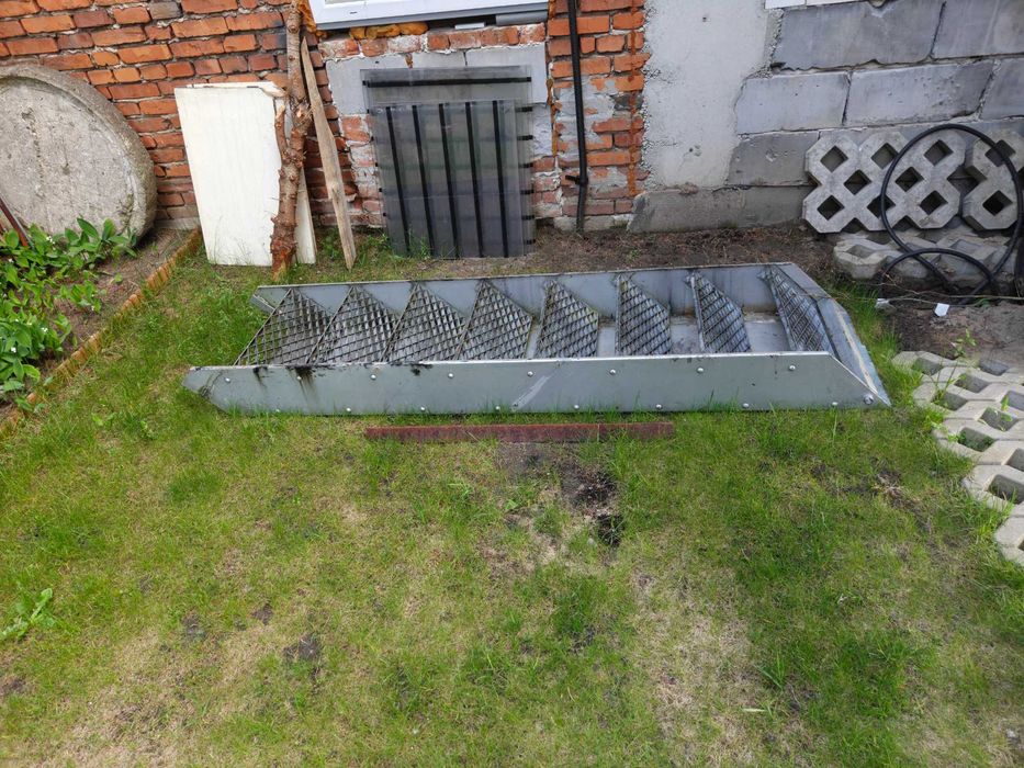 Schody metalowe na zewnątrz