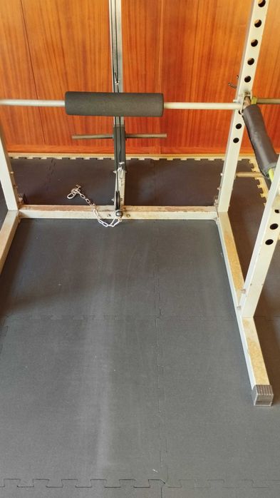 Power rack c/polia alta/baixa, barra de elevações e suporte de discos