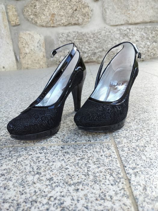 Sapatos pretos de salto alto