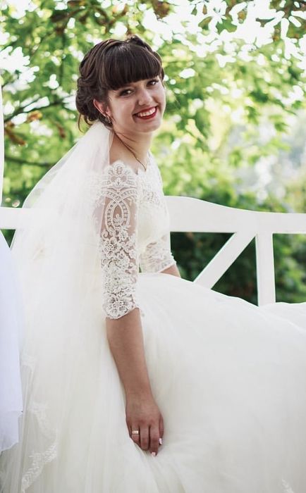 Весільна сукня не вінчана , фата в подарунок