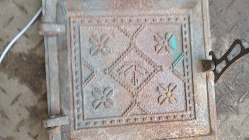 Топочная дверь для печи и камина спаренгная чугунная новая