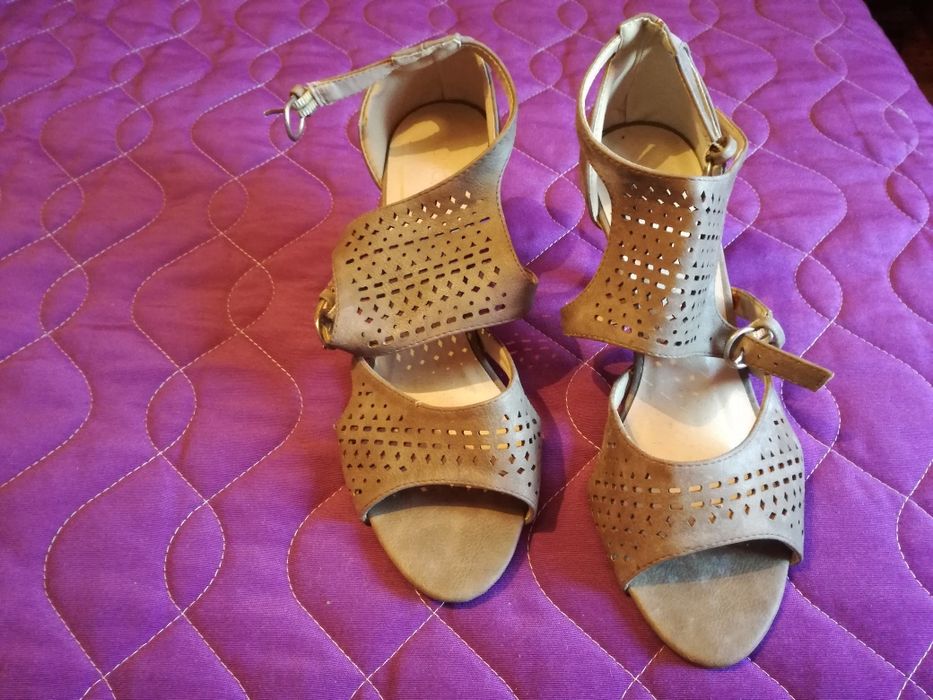 Sapatos salto tamanho 38