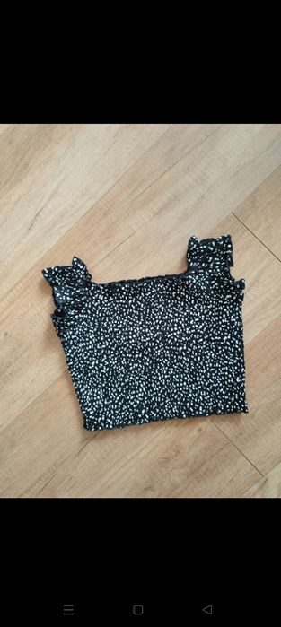Czarny crop top w białe kropki