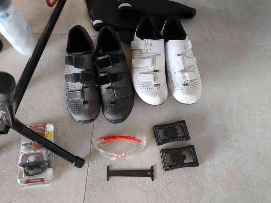 Diverso material de ciclismo