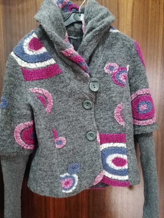 Casaco cinza e rosa de inverno