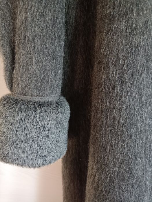 Nowy płaszcz damski z wełny lamy marki SANNWALD