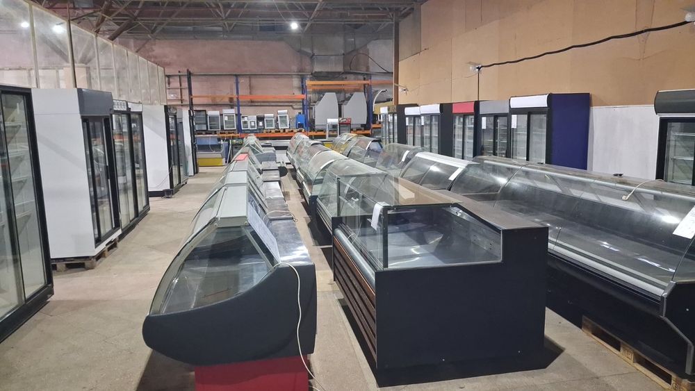 Вітрини. Скрині. Шафи.