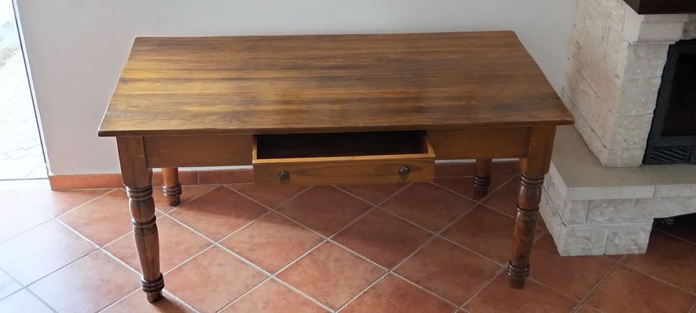 Secretária ou mesa de jantar.