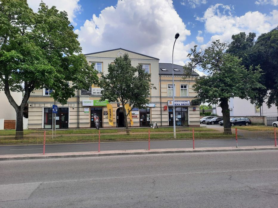 Lokal  100 mkw. - 4 pokoje, - gabinety, WC, parking własny.