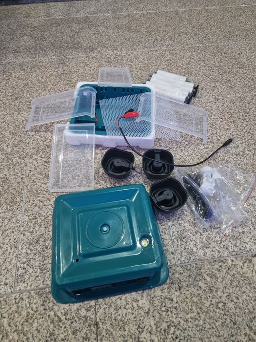 incubadora inteligente doméstica projetada para a eclosão de ovos de aves.O dispositivo possui um visor LED .
