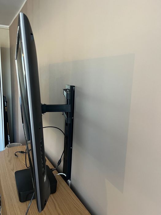 Uchwyty do tv  i polka  ścienna pod monitor
