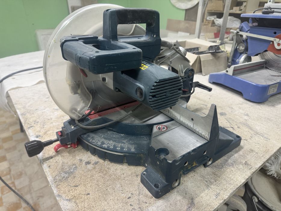 Торцовочная пила Bosch Professional GCM 12.