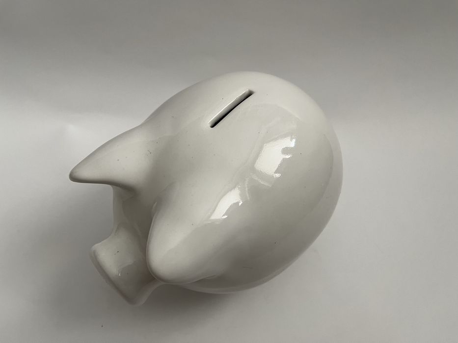 Ceramiczna skarbonka świnka z lat 90. XX w.