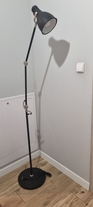 Lampa stojąca czarna 170 cm – regulowana, max 13W