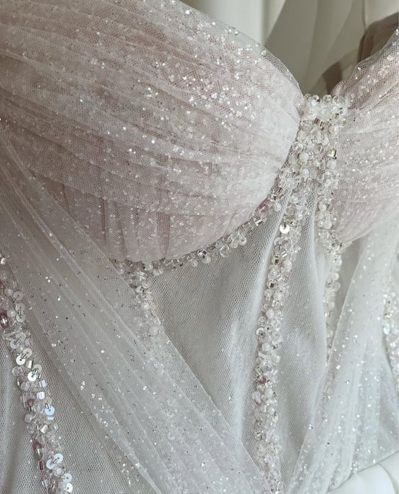 Весільна сукня з розрізом та корсетом