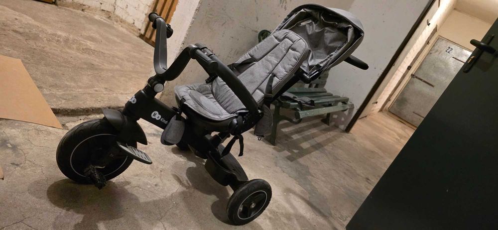 Rowerek trójkołowy Kinderkraft z prowadnikiem i obrotowym siedziskiem