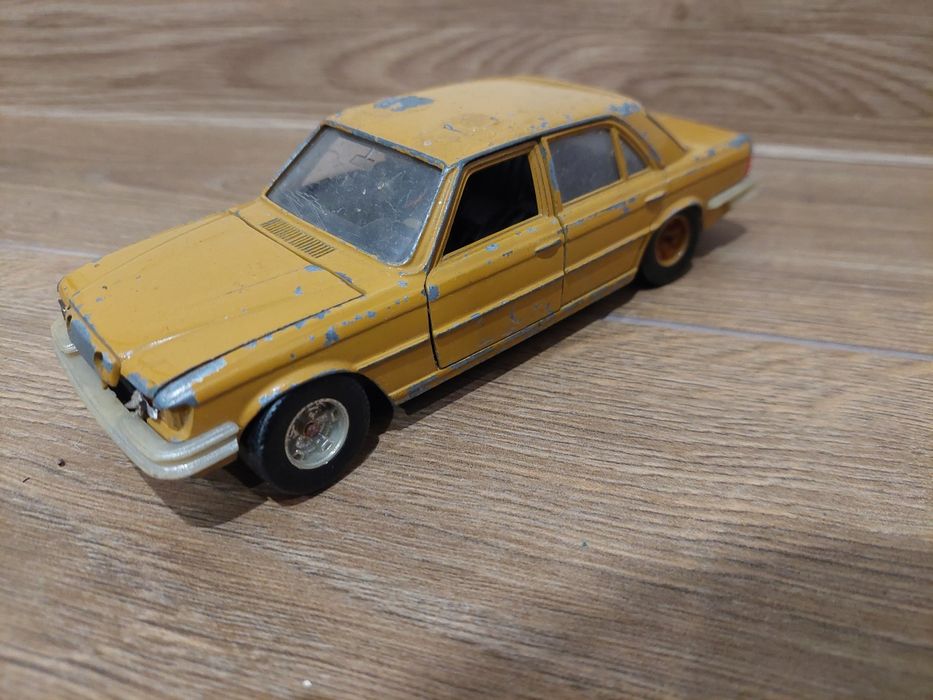 Model 1:24 Mercedes 450SEL Bburago