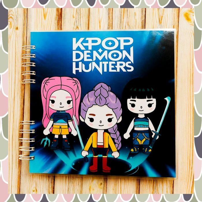 Książka na rzepy K-pop Demon Hunters. Lamibook. Huntrix. Album