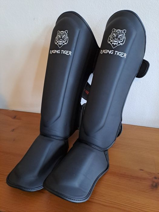 Caneleiras kickboxing Raging Tiger S