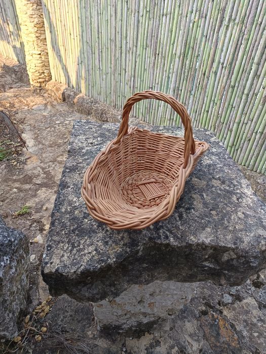 Cesta artesanal em vime