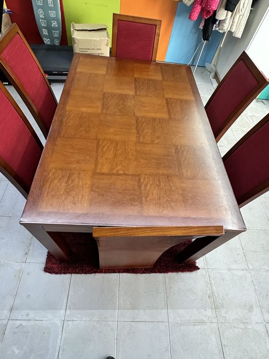 Mesa sala Jantar 1.5m x 1m fechada em muito bom estado. Só a mesa