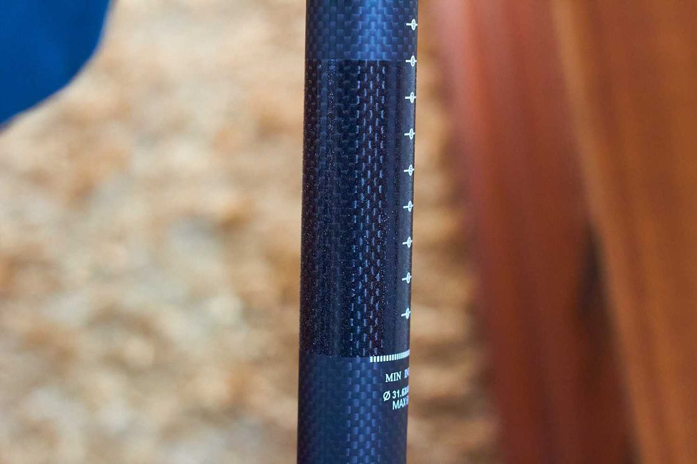 Espigao selim carbono – 31.6 mm / 400 mm