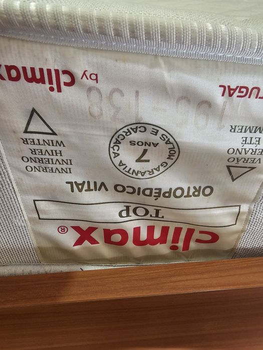 Cama de casal 140x195 em bom estado. Colchão e mesinhas de cabeceira incluídos