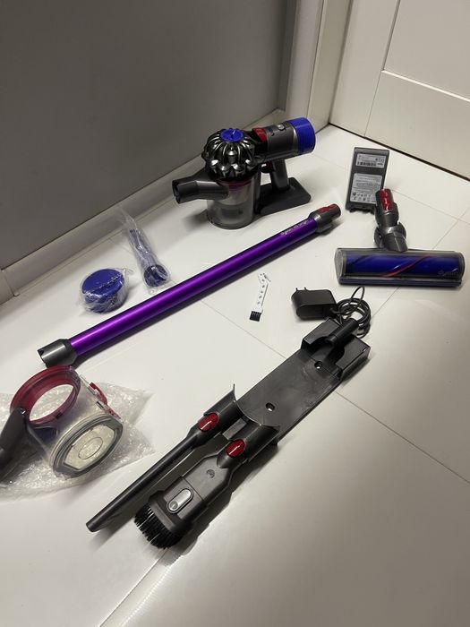 Odkurzacz Dyson V 8 , duzy zestaw ,nowa bateria .