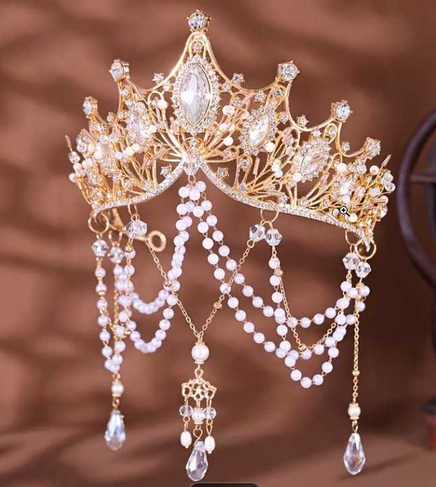 Индийское восточное украшение на голову. тика. диадема. корона.