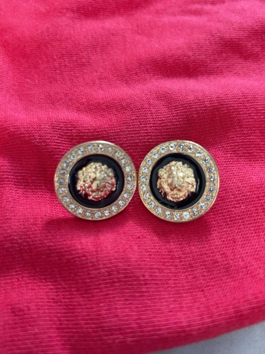 Styl Versace nowe kolczyki – elegancki wzór  Medusa