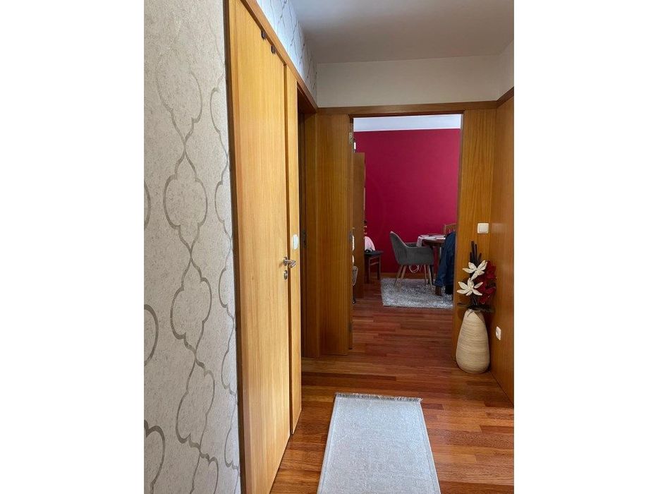 Quarto em Apartamento T2, varanda e lugar de garagem - Areosa | Por...