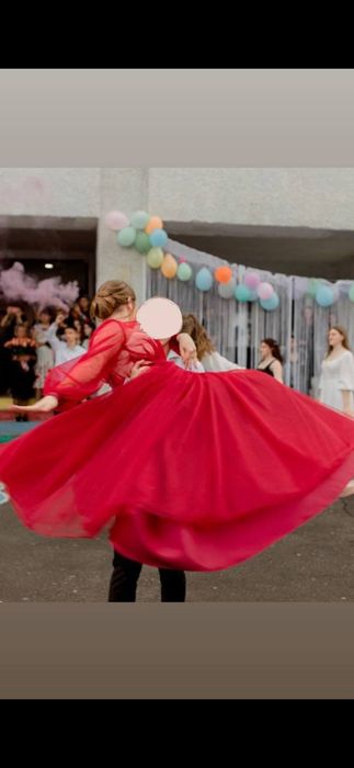 Випускна червона сукня