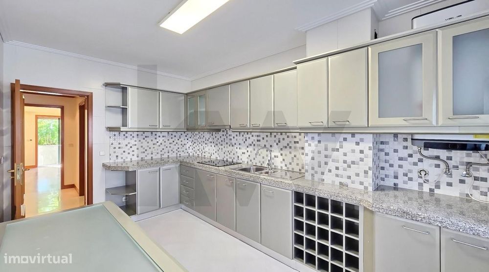T2 Remodelado no Bairro do Alboi | Vistas de Parque e Garagem Fechada