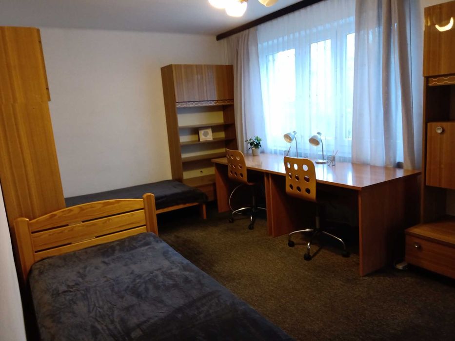 Duży pokój w mieszkaniu studenckim dla 1 lub 2 osób, blisko uczelni,  bez dodatkowych opłat.