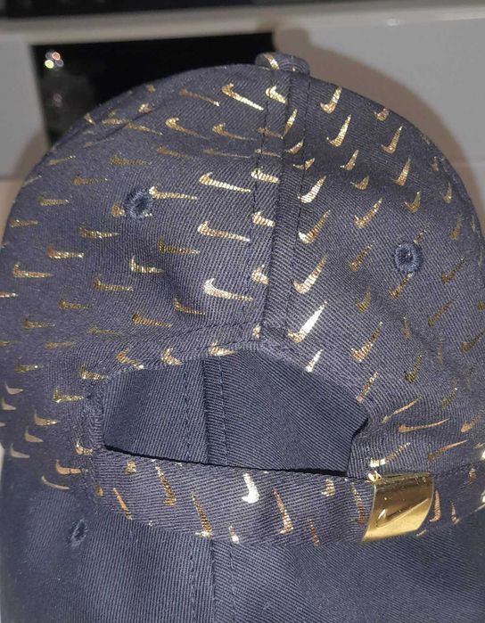 Boné preto com logos dourados Nike