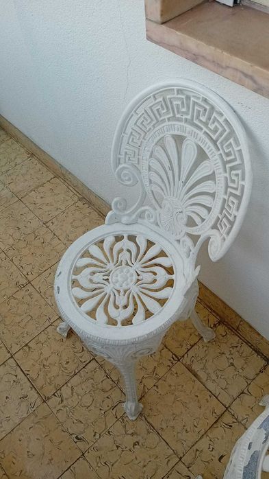 Mesa e 4 cadeiras em ferro fundido