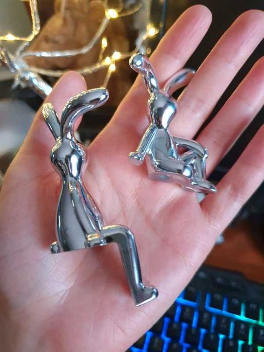 2 Coelhos decorativos prateados de aspecto espelhado brilhante