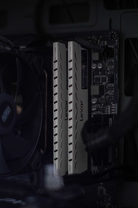 Komputer stacjonarny / Ryzen 5 3600X / GTX 1080Ti / 16GB 3600MHz /M.2