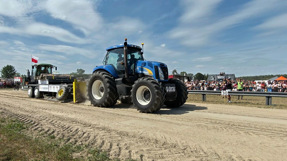 New holland T8040 Tractor Pulling  case magnum cummins 8,3L