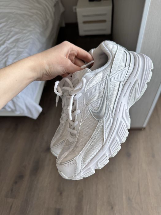 Кроссовки женские Nike Initiator White/Metallic 394053-100