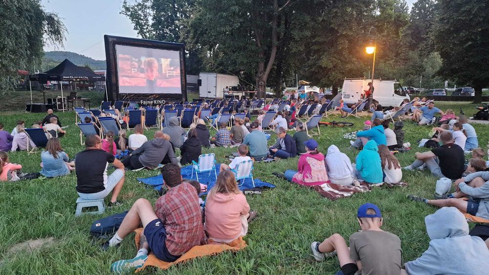 Kino plenerowe , Kino letnie  + 100 leżaków - atrakcje na lato / imprezy plenerowe