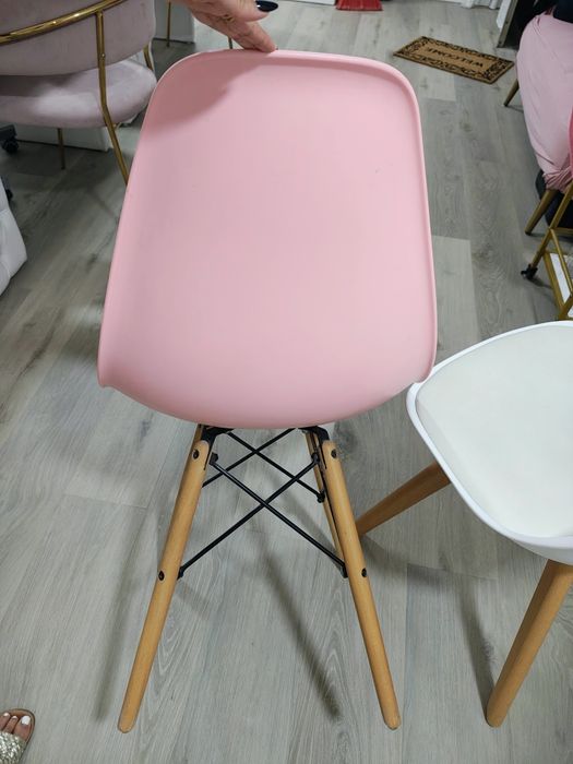 Cadeira cor de rosa , 13€