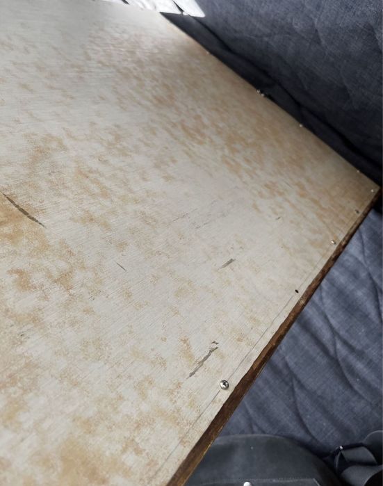 Lustro w drewnianej ramie koloru zlotego