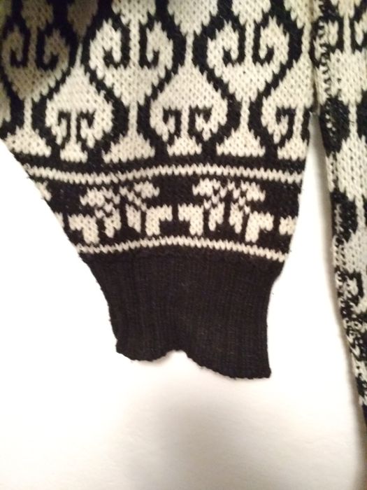 Sweter w bialo czarne wzory 42-44