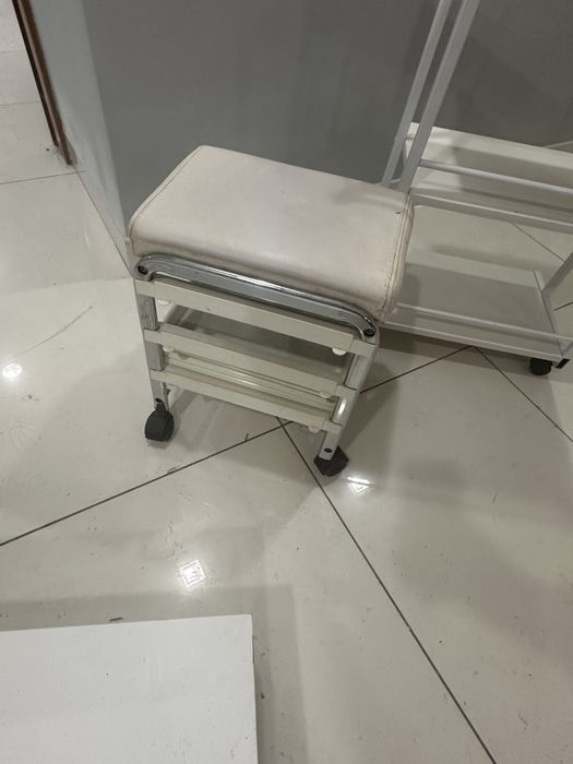 Стул для мастера педикюра