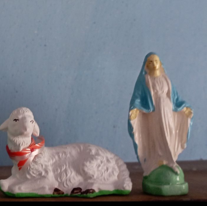 Статуетки різних розмірів