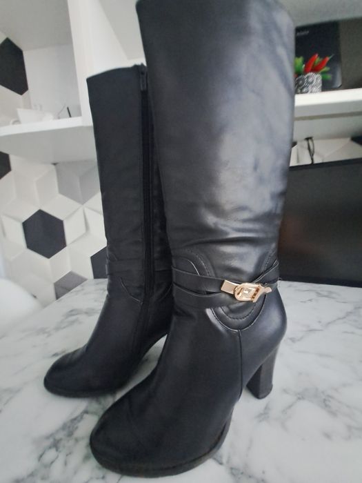 czarne kozaki na obcasie