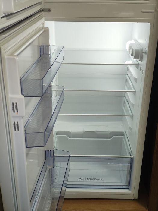 Frigorífico Indesit com congelador - 212 L