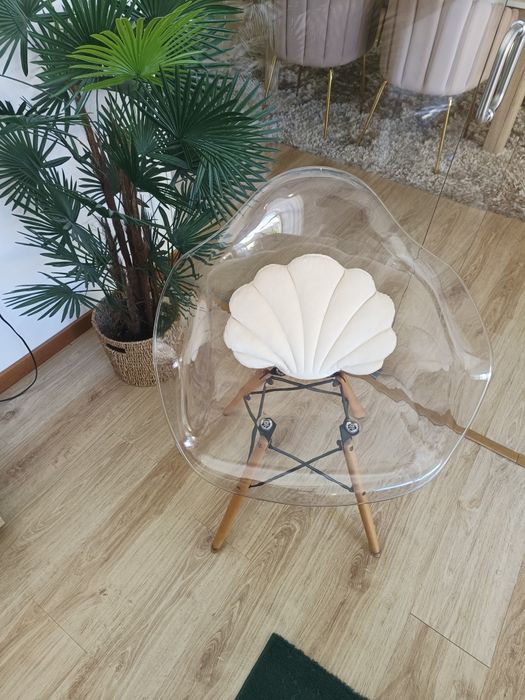 Cadeira em acrilico transparente